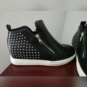 Cushionaire Black Leather Wedge Sneakers w/Silver Beaded Accents - Size 9M